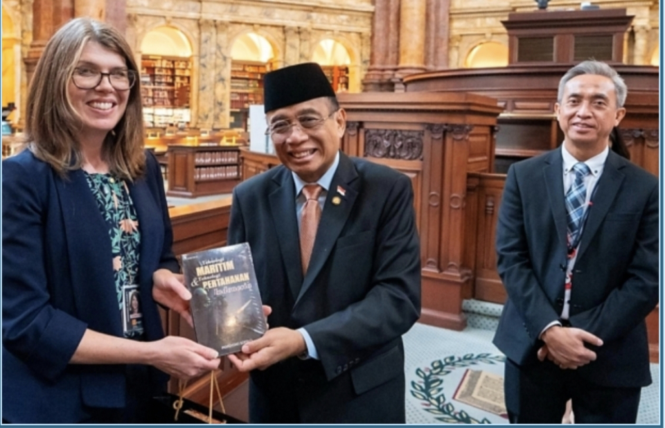 Dubes RI, Indroyono Soesilo, didampingi Atase Pendidikan &amp; Kebudayaan, Dr.Iip Ichsanudin menyerahkan buku karyanya berjudul: “Teknologi Maritim dan Teknologi Pertahanan Indonesia”, kepada Dr.Sarah Rhodes, Congressional and Intergovernmental Officer, US Library of Congress, Washington DC, 10 Juni 2026. (Foto: Arya Winata / KBRI DC)   