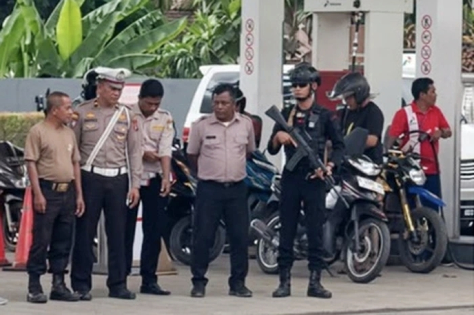 Petugas sedang memberikan pengumuman di salah satu SPBU yang diketahui berada di Nusa Tenggara Timur (NTT).  