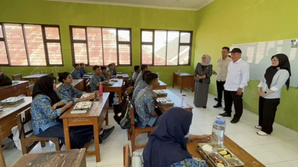 Anggota DPR RI Bambang Haryo Soekartono saat meninjau MBG di SMKN 12 Surabaya 