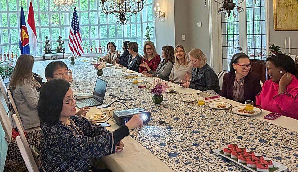 Para Isteri Duta Besar dan para isteri Diplomat di Washington DC, AS, membahas Novel Laskar Pelangi karya Novelis Indonesia, Andrea Hirata, pada Acara Diplomatic Spouse Book Club yang digelar Dr.Nining Sri Astuti, isteri Dubes RI di AS, 20 April, 2026.