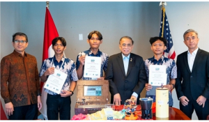 Tim Bamantara EEPISAT, terdiri para mahasiswa Politeknik Elektronika Negeri Surabaya, Bersama Dubes RI, Indroyono Soesilo dan jajaran Kantor Atase Pendidikan &amp; Kebudayaan KBRI, Washington DC, usai meraih Juara III Kompetisi CANSAT 2026 di Monterey Virginia, AS, 7 Juni 2026.