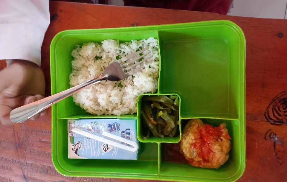 Menu MBG yang dibagikan kepada siswa kelas 1A SDIT Persaudaraan Wae Nahi pada 14 April 2025 terdiri dari nasi, sayur buncis dan wortel, telur goreng dan susu kemasan bermerek Ultra Milk. 