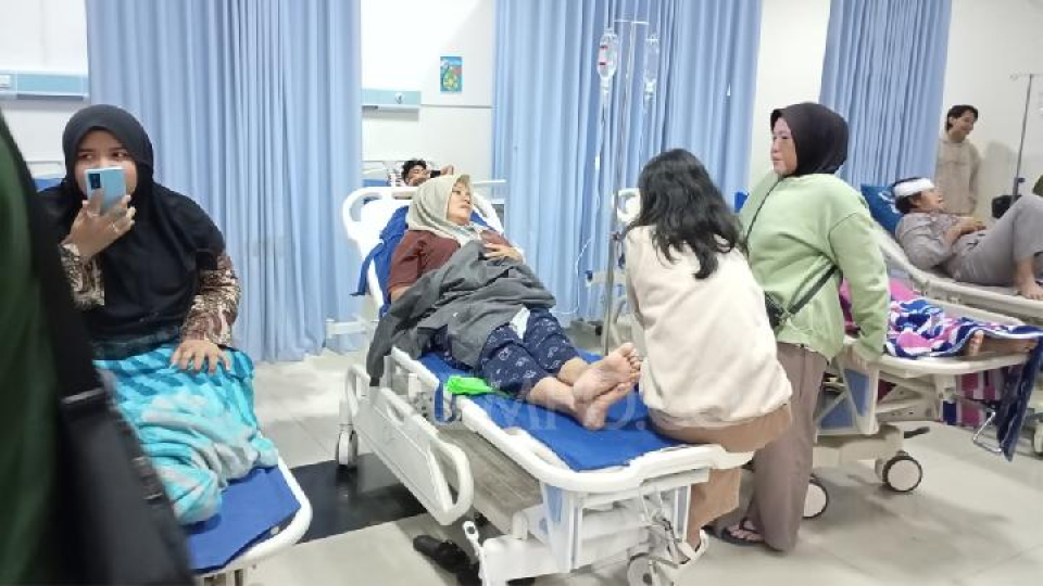 Siswa Madrasah Aliyah Negeri 1 Cianjur dirawat diduga keracunan setelah mengkonsumsi Makan Bergizi Gratis, di RSUD Sayang Cianjur, Jawa Barat, 21 April 2025. 