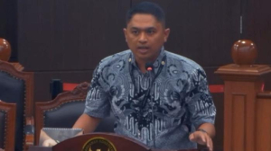 SIDANG MK - Seorang dosen aparatur sipil negara (ASN) di salah satu perguruan tinggi di Bandung, Jawa Barat, Imam Ahmad, menyampaikan kesaksian dalam sidang pengujian materiil Undang-Undang Nomor 14 Tahun 2005 tentang Guru dan Dosen di Mahkamah Konstitusi (MK), Selasa (06/07/2026).
