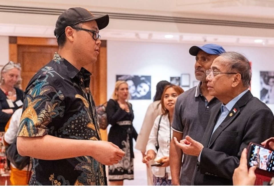 Sutradara Film Pendek DALY CITY, Nick Hartanto berbincang dengan Duta Besar RI, Indroyono Soesilo pada Austrian-Indonesian Partner Film Night 2026 di Washington DC, 8 Juni 2026. Film DALY CITY lolos babak kualifikasi untuk dinominasikan Penghargaan Piala Oscar dari Academy of Motion Picture Arts and Sciences (AMPAS).  (Foto: Arya Winata / KBRI DC)