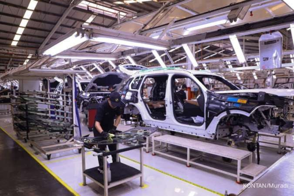 PMI Manufaktur RI Terpuruk, Pengamat: Industri Hadapi Tekanan dari Dua Arah