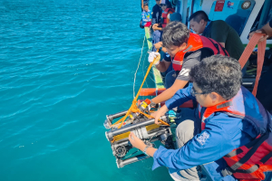 Proses penurunan robot bawah air ke perairan Kepulauan Seribu, DKI Jakarta.