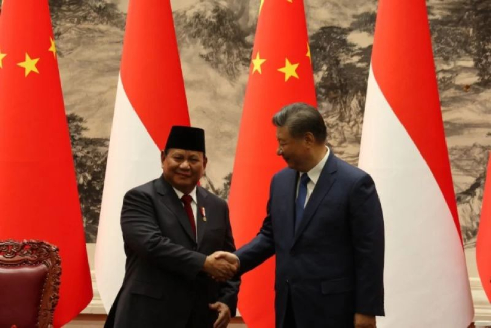 Presiden Prabowo Subianto dan Presiden Xi Jinping bersalaman saat bertemu di Balai Agung Rakyat, Beijing, China pada Sabtu (9/11/2024). 