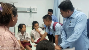 siswa UPTD SD Negeri Onitua, Kecamatan Kupang Barat, mendapatkan pelayanan medis diduga mengalami keracunan makanan usai menyantap menu program Makan Bergizi Gratis. 