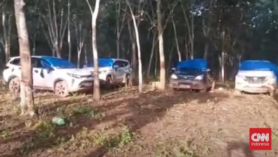  Kasus tewasnya tiga polisi dalam penggerebekan judi sabung ayam di Kecamatan Negara Batin, Kabupaten Way Kanan, Lampung, Senin (17/3) lalu, memunculkan temuan baru. 