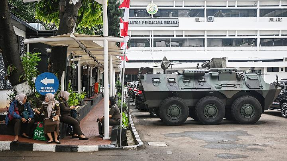 Kendaraan taktis Panser Anoa 6x6 milik TNI yang terparkir di Kejaksaan Agung, Jakarta, 5 Agustus 2025.