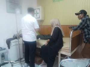 Suasana perawatan siswa sekolah dasar di Puskesmas Cipunagara yang diduga mengonsumsi susu basi program MBG. /Asep Ocay Pikiran Rakyat Subang 