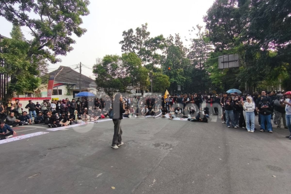 Demo Mahasiswa di Bandung Suarakan Penghentian Total Program MBG
