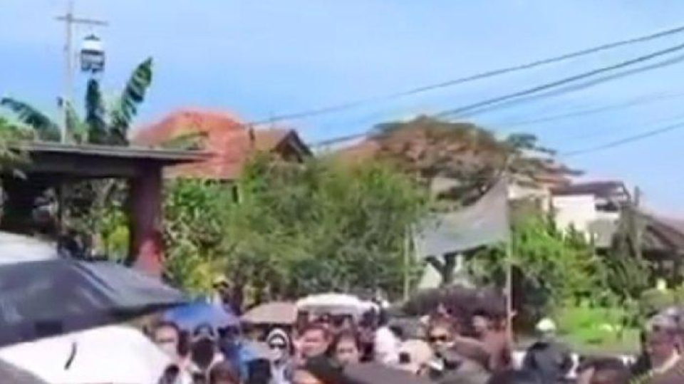UNJUK RASA GEREJA - Warga Arcamanik Bandung, Jawa Barat justru unjuk rasa sebuah gereja Rabu (5/3/2025) di depan Gedung Serbaguna (GSG) Arcamanik di Jalan Ski Air, Arcamanik, Kota Bandung, Jawa Barat. 