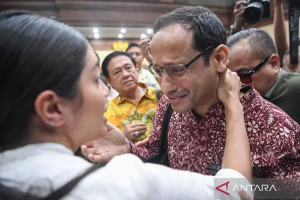 Terdakwa kasus dugaan korupsi pengadaan Chromebook dan Chrome Device Management (CDM) dalam program digitalisasi pendidikan di Kemendikbudristek Nadiem Makarim (kanan) memeluk istrinya Franka Franklin Makarim (kiri) seusai mengikuti sidang tuntutan di Pengadilan Tipikor, Jakarta, Rabu (13/5/2026). 