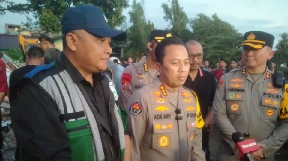 Kabid Humas Polda Metro Jaya, Kombes Ade Ary Syam Indradi (tengah) dan Sekretaris Utama BMKG, Guswanto (kiri) memberikan keterangan pers terkait pendudukan lahan BMKG di Tangsel. 