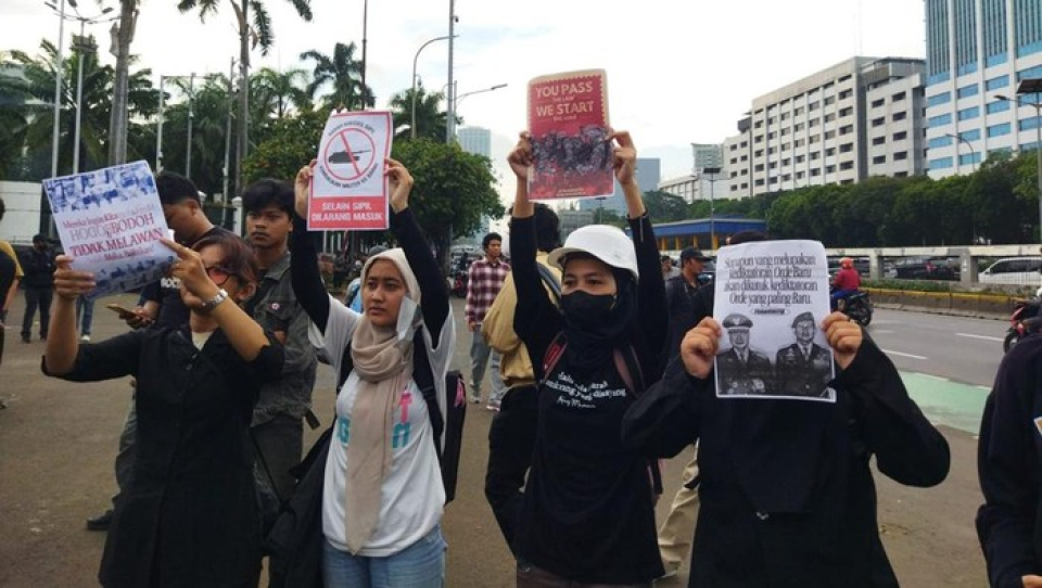 Aksi Tolak Revisi UU TNI di DPR, Massa Serukan 'Selain Sipil Dilarang Masuk'