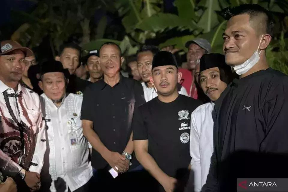 Bupati Bekasi, Ade Kuswara Kunang saat meninjau langsung lokasi banjir rob di Kecamatan Muaragembong, Jumat 5 Desember 2025 malam. 