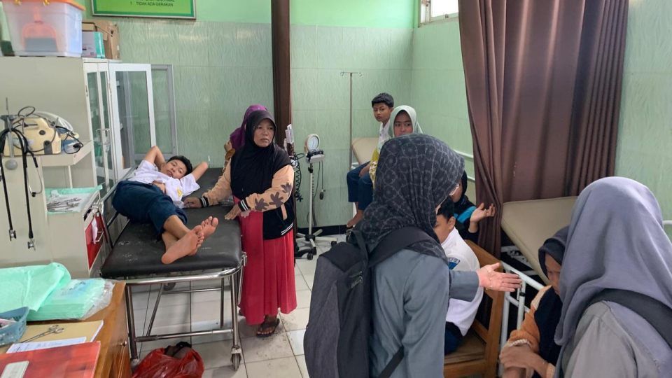 Para siswa korban keracunan MBG mendapatkan perawatan medis di Puskesmas Montong, Tuban. 
