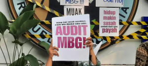 Masyarakat bentangkan poster berisi kritikan terhadap program Makan Bergizi Gratis (MBG) di depan Kantor Badan Gizi Nasional (BGN), Rabu 10 Juni 2026. Foto: Tutur/Kristo Suryokusumo.