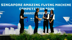 Tim BUCINPRO saat menerima penghargaan Best International Team dan Gold Medal pada Ajang Singapore Amazing Flying Machine Competition 2026 di Singapura, Sabtu (11/4/2026). (Dok. Tim BUCINPRO)