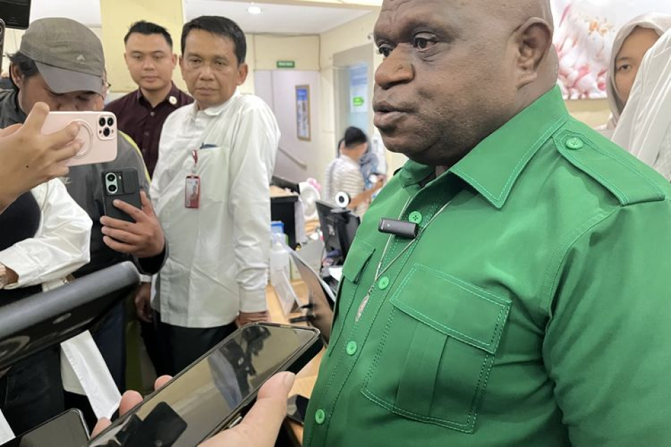 Jenguk Korban Keracunan MBG, Pigai: Kalau Sudah Sembuh Kembali Sekolah Biar Bisa Jadi Menteri Seperti Saya
