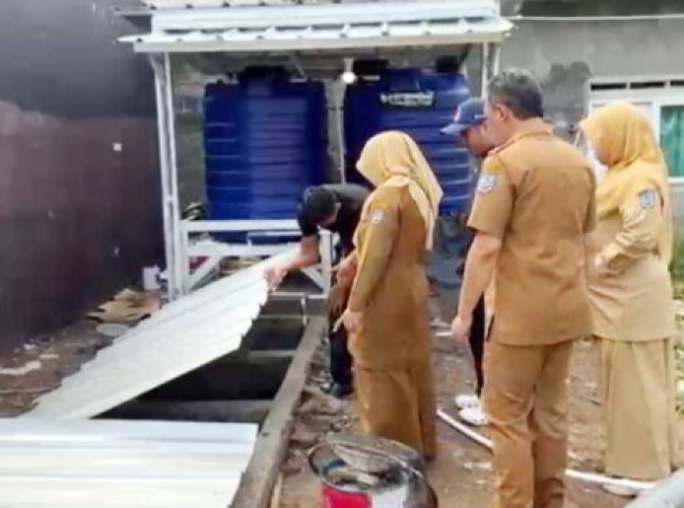 Petugas DLH Kota Banjar mengecek kondisi Ipal dapur mitra program Makan Bergizi Gratis (MBG) yang berada di dekat rumahnya di Desa Balokang, Kecamatan Banjar, Kota Banjar, Jawa Barat. 