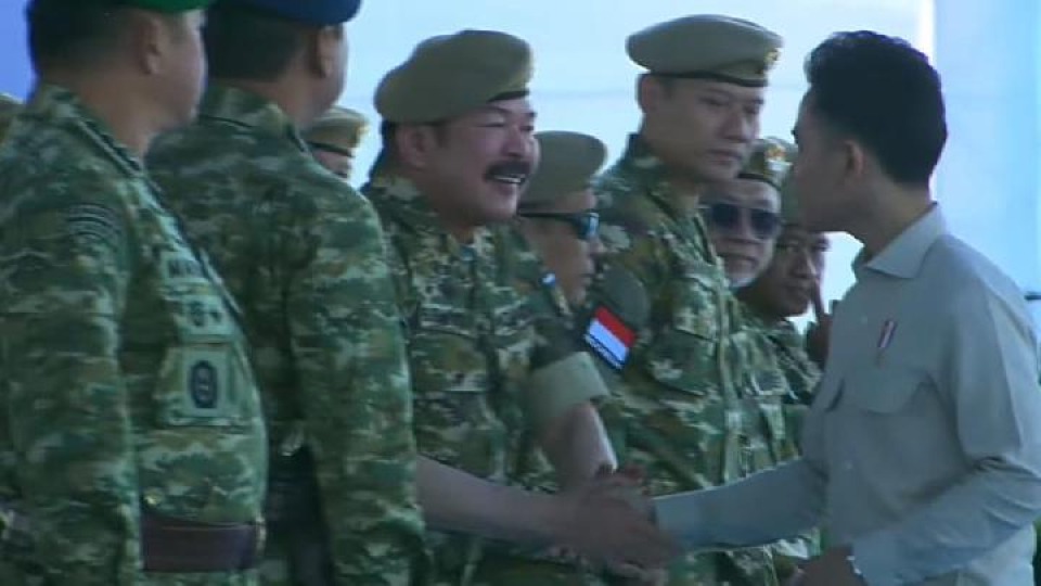 Wakil Presiden Gibran Rakabuming Raka, tidak menyalami Menteri ATR/BPN Agus Harimurti Yudhoyono dalam Upacara Gelar Pasukan Operasional dan Kehormatan Militer di Lapangan Udara Suparlan, Pusdiklatpassus, Batujajar, Kabupaten Bandung Barat, 10 Agustus 2025. 