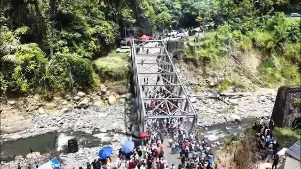 Warga Kabupaten Bener Meriah, Provinsi Aceh, meresmikan jembatan yang mereka bangun dari hasil gotong royong. Foto: Dok. Istimewa     