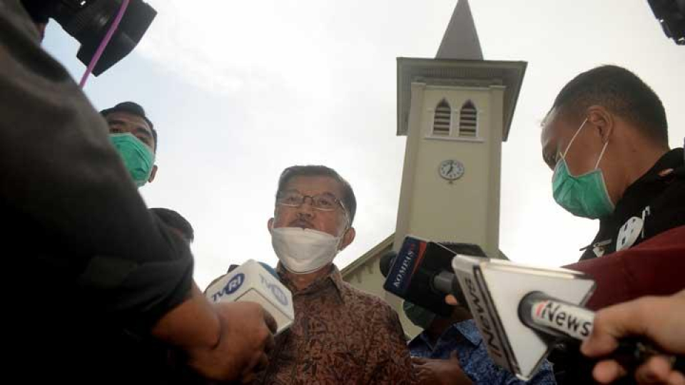 Ketua Dewan Masjid Indonesia Jusuf Kalla memberikan keterangan kepada wartawan usai mengunjungi Gereja Katedral Makassar, Sulawesi Selatan, Senin, 29 Maret 2021