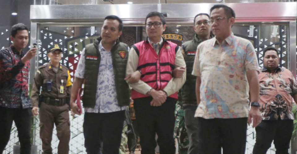 Komisaris PT YAT Andri Mulyono menuju mobil tahanan dengan tangan terborgol usai menjalani pemeriksaan di Gedung Bundar Kejagung, Jakarta, Jumat (12/6/2026). Foto: Ist