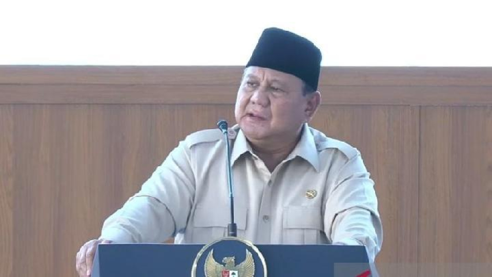 Ekonom Kritik Komunikasi Prabowo Soal Warga Desa Tak Pakai Dolar