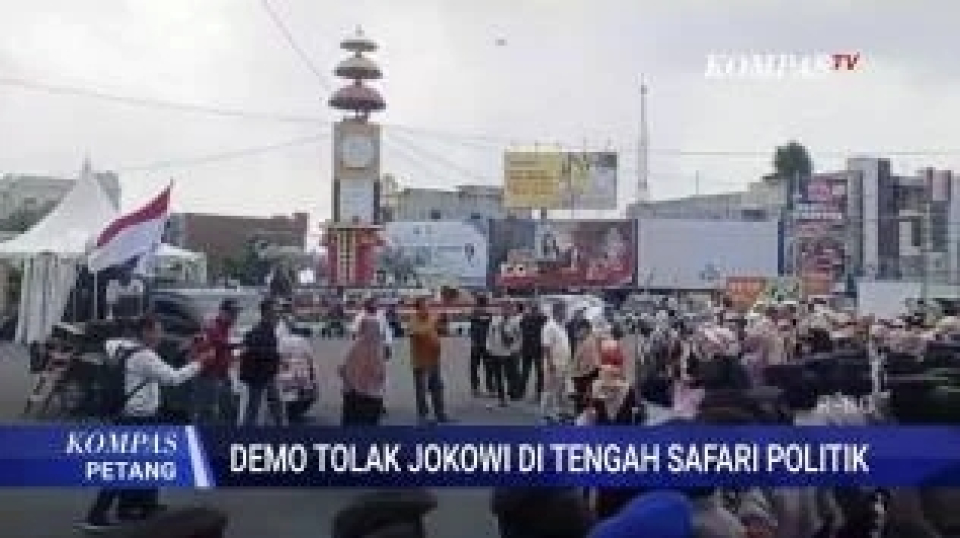 Massa dari Forum Suara Masyarakat Lampung (FSML) menggelar aksi unjuk rasa di Bundaran Tugu Adipura Kota Bandar Lampung, Provinsi Lampung, Sabtu (27/6/2026). (Sumber: Tangkapan Layar YouTube KompasTV)