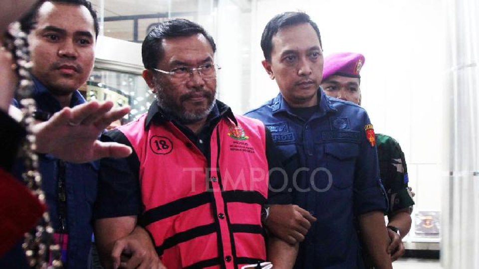 Tersangka dugaan tindak pidana korupsi tata kelola program Makan Bergizi Gratis (MBG) pada Badan Gizi Nasional (BGN) Sony Sonjaya (tengah) di Kejaksaan Agung, Jakarta, 18 Juni 2026. Tempo/Amston Probel