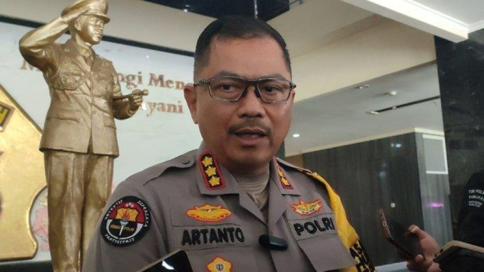 BAND SUKATANI DIINTIMIDASI - Kabid Humas Polda Jateng Kombes Artanto saat diwawancarai di Mapolda Jateng, Rabu (4/12/2024). Sosok dari 4 anggota polisi yang diperiksa Propam Polri karena dugaan intimidasi terhadap band Sukatani ternyata merupakan anggota Siber Polda Jateng. 