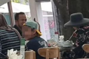 Foto yang beredar di sosmed soal keberadaan Gubernur Kaltim dan keluarganya di Singapura saat karhutla masih membara di Kalimantan (Istimewa)  Penulis: Agung Riyadi