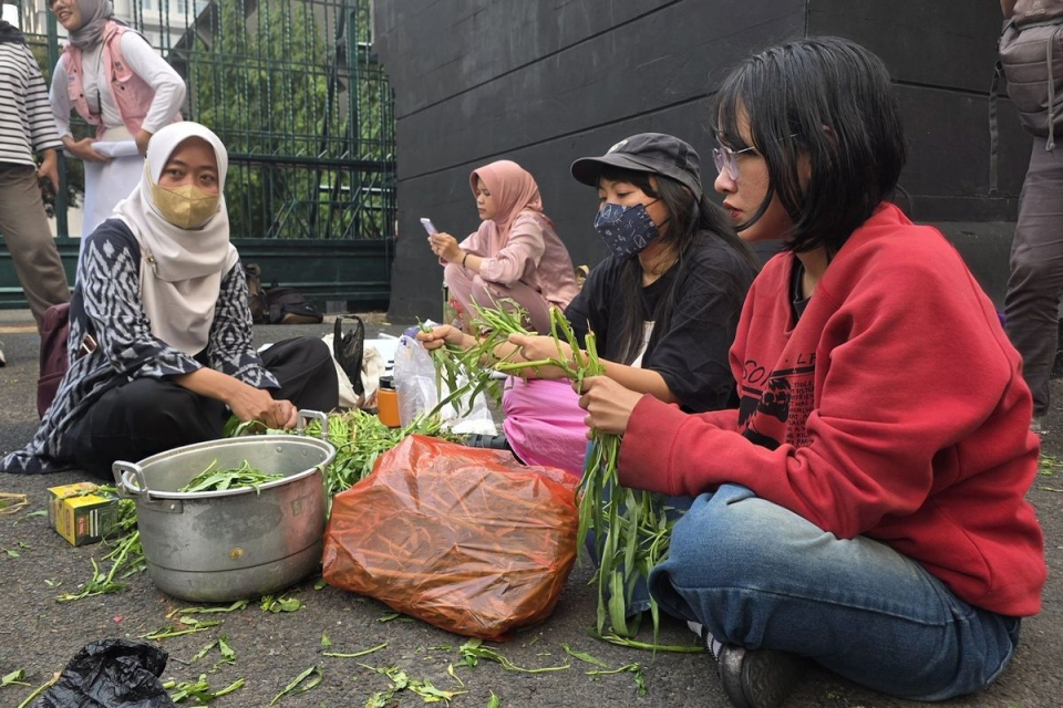 Bapak-bapak Ikut Masak di Depan Kantor Gubernur, Usul Anggaran MBG Dialihkan ke Pendidikan