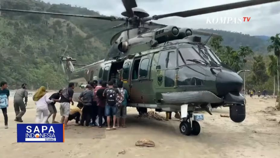Helikopter TNI AU Mendarat di Medan Berlumpur Demi Salurkan Bantuan untuk Korban Bencana