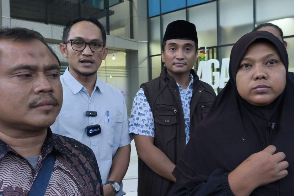 Pengacara Korban, Suhendar (baju putih dan menggunakan kacamata) saat menjelaskan proses penolakan RJ ke Polres Metro Tangerang Kota, Selasa (3/3/2026). Dalam proses penyerahan surat penolakan ke polisi, Suhendar tampak didampingi oleh Ketua GP Ansor Kota Tangerang, Midyani (disamping kanan Suhendar); Korban penganiayaan, Rida dan istrinya, Fitri Yulita.