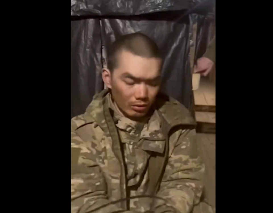 Video yang menampilkan tentara yang diduga berasal dari China tertangkap di wilayah Ukraina. 