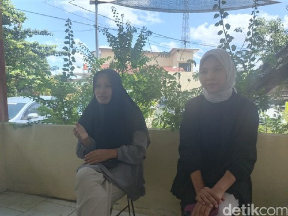 Foto: Dua warga Desa Ketara, Kecamatan Pujut, yang dipolisikan karena meviralkan roti MBG berbelatung di Polres Lombok Tengah. 