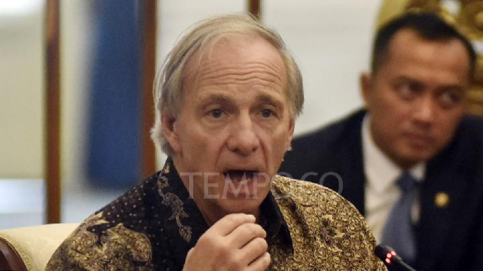 Investor asal Amerika Serikat, Ray Dalio, diperkenalkan dalam acara pertemuan pengusaha oleh Presiden Prabowo Subianto di Istana Merdeka, Jakarta, 7 Maret 2025. Pertemuan antara pemerintah, pengusaha, dan investor asal Amerika Serikat Ray Dalio tersebut membahas pengelolaan aset BUMN melalui Badan Pengelola Investasi Danantara Indonesia. 