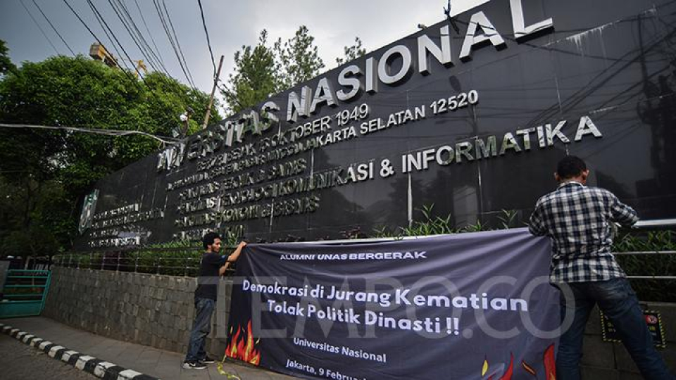 Sejumlah Mahasiswa dan Alumni membagikan seleberan bertuliskan "Lima Dosa Politik Jokowi" saat menggelar aksi di depan Universitas Nasional, Jakarta, Jumat, 9 Februari 2024. Dalam aksi tersebut mereka menyatakan sikaop tentang selamatkan Demokrasi, Tolak Politik Dinasti. 