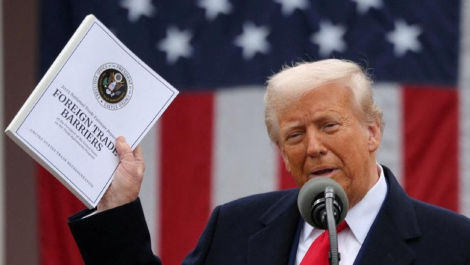 Balas Beijing, Trump Naikkan Tarif Impor China Jadi 125 Persen