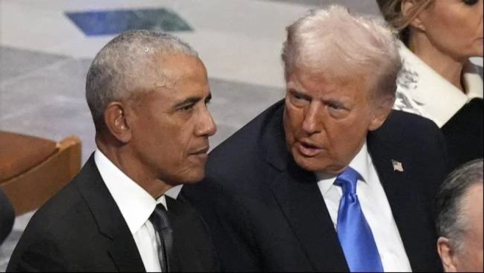 Mantan Presiden Barack Obama berbincang dengan Presiden terpilih Donald Trump sebelum pemakaman kenegaraan mantan Presiden Jimmy Carter di Katedral Nasional Washington di Washington, Kamis, 9 Januari 2025.