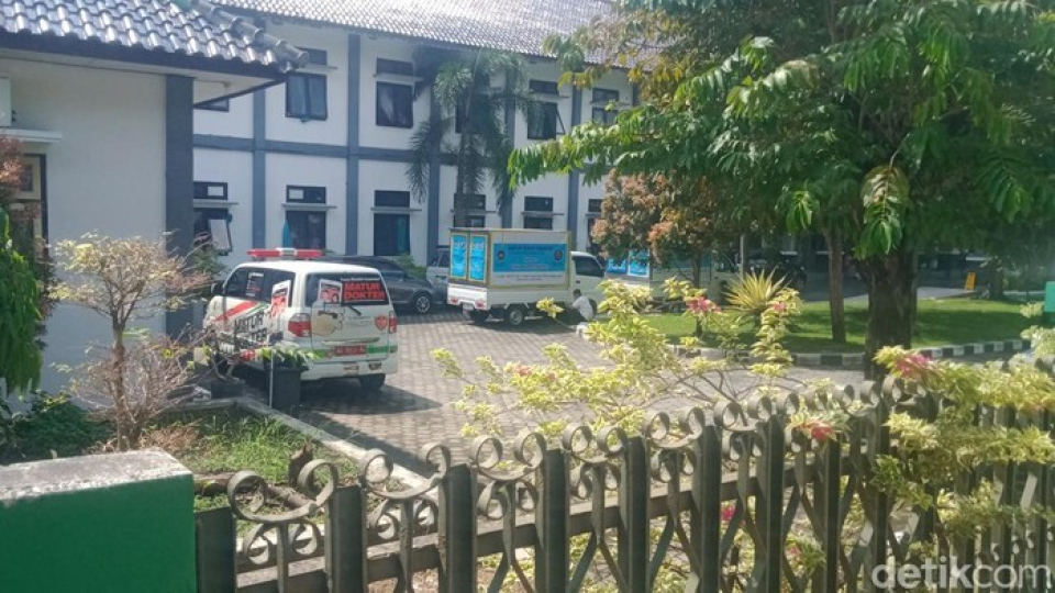  Mobil ambulans Matur Dokter stand by di SMKN 1 Klaten. 