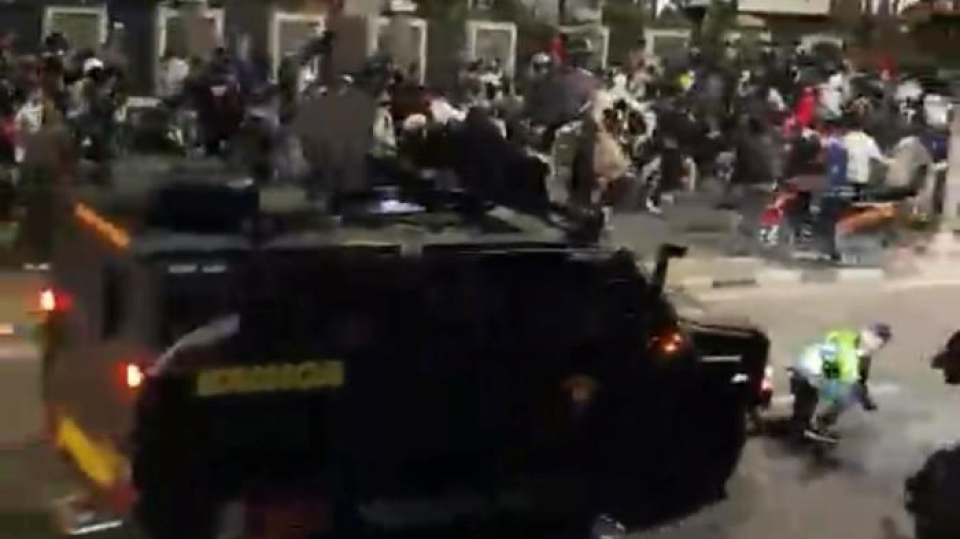 Pengemudi Ojol Dikabarkan Tewas Terlindas Mobil Brimob di Pejompongan Saat Demo Ricuh