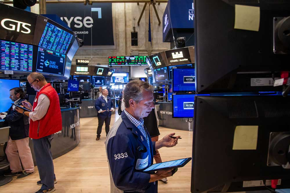 Tarif Trump Bikin Perang Dagang Makin Membara, Wall Street Terjun Bebas