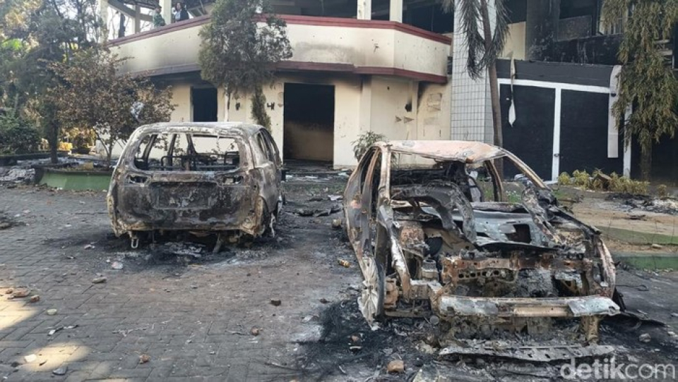 Penampakan mobil dibakar di DPRD Makassar. 
