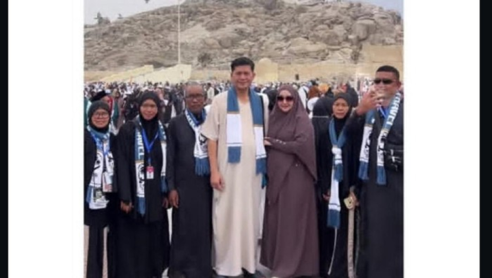 Tangkapan layar Bupati Aceh Selatan umrah di tengah banjir yang terjadi di Aceh. 